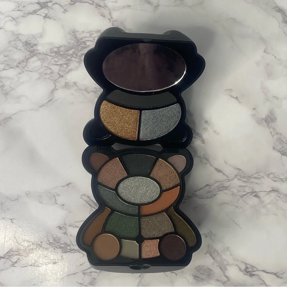 I Heart Revolution Teddy‎ Bear Eyeshadow Palette Jett